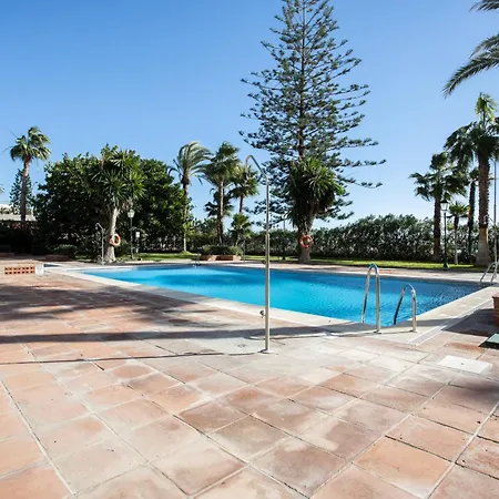 En Primera Linea De Playa Con Piscina Apartment